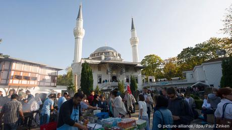 Tag der Offenen Moschee in Berlin 03.10.2014 (picture-alliance/dpa/Paul Zinken)