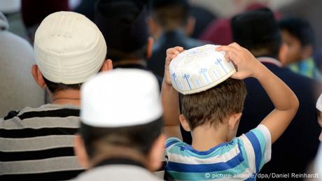 Tag der Offenen Moschee in Hamburg 03.10.2014 (picture-alliance/dpa/Daniel Reinhardt)