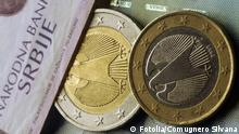 Euro-Münzen, zusammen mit serbischen Dinar-Scheinen. #55944606 - © Comugnero Silvana - Fotolia.com