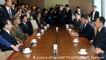 Nordkorea Treffen Hwang Pyong So, Choe Ryong Ha, Kim Yoang Gon, Ryoo Kihl-jae