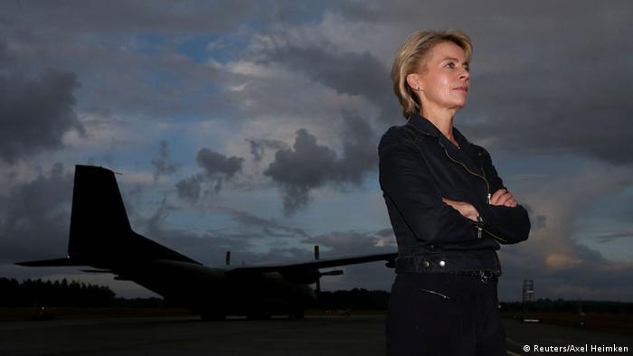 Bundesverteidigungsministerin Ursula von der Leyen, im Hintergrund ein Transportflugzeug, Foto: Reuters