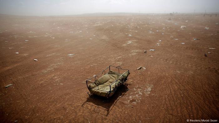 Además de la destrucción del ecosistema, la desertificación provoca pobreza, crisis alimentarias y, por ende, migraciones masivas. En África, la desertificación afecta a 485 millones de personas, según la GIZ. La ONU estima que más de 60 millones de personas habrán abandonado las regiones desérticas de África hasta 2020.