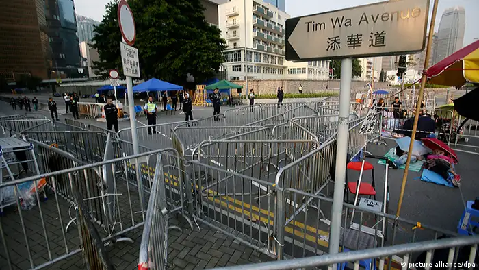Hongkong Barrikaden Demonstranten Polizei