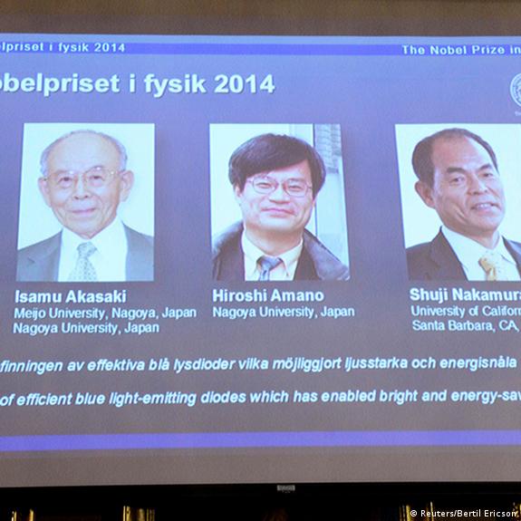 Yetuk ayollar mashinada onanizm Ayolning taytlari it uslubida joylashgan.