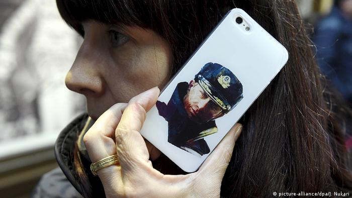 женщина с сотовым телефоном в руке