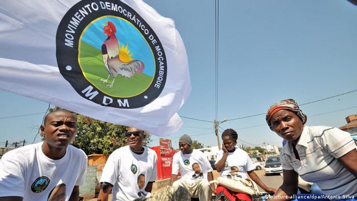 Bandeira do MDM e militantes do partido em Maputo, Moçambique