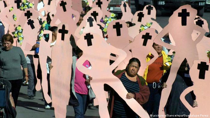 El 56% de las mujeres y el 48% de los hombres de 20 a 25 años en América Latina tienen alguna conocida cercana que ha sufrido violencia física o sexual en el último año, según un estudio de la ONG Oxfam. En la región muere una mujer cada cinco horas y sólo en 2016 se registraron 1831 feminicidios. En México, donde no está tipificado este delito, la población ha salido a la calle a decir basta. 