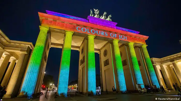 Das Brandenburger Tor in Regenbogenfarben. Foto: REUTERS/Hannibal