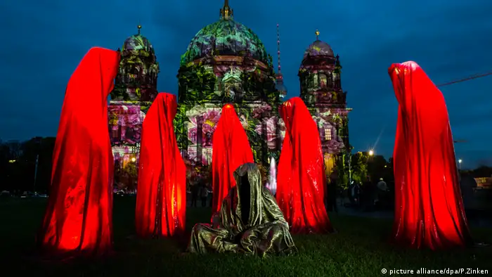 Festival of Lights in Berlin - Wächter der Zeit / Foto: Paul Zinken/dpa