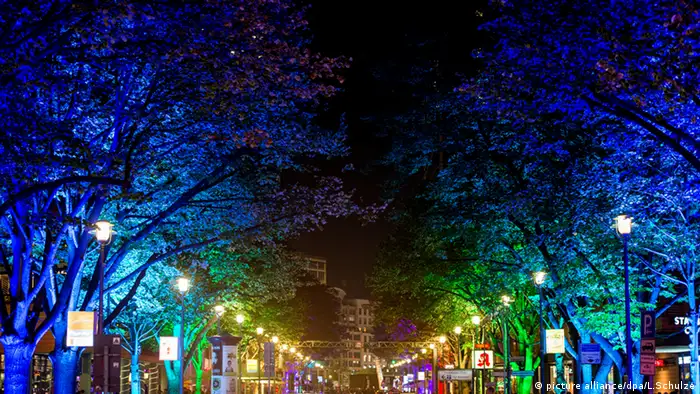 Illuminierte Potsdamer Straße in Berlin. Foto: Lukas Schulze/dpa 