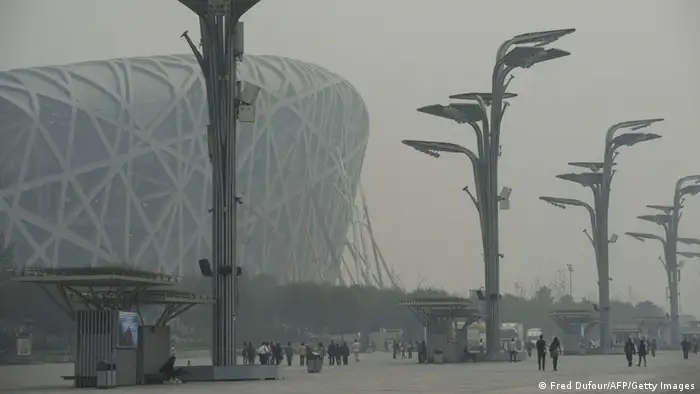 鸟巢被雾霾笼罩应该是北京主办方在比赛期间最不愿看到的事