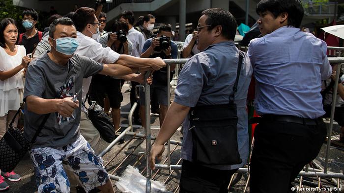 Участники столконовений в Гонконге