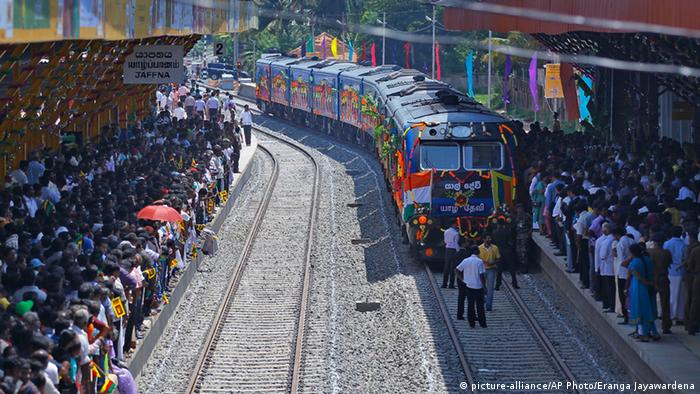 Sri Lanka Zug nach Jaffna 13.10.2014 (picture-alliance/AP Photo/Eranga Jayawardena)