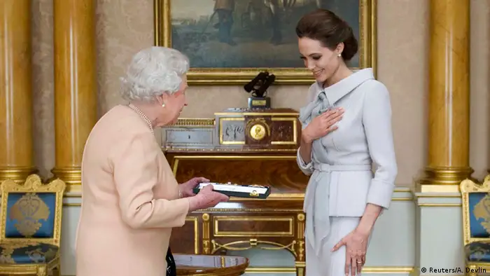 England - Angelina Jolie bekommt einen Ordenszeichen von Queen Elisabeth