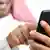 Symbolbild Mann aus Saudi-Arabien textet mit Smartphone