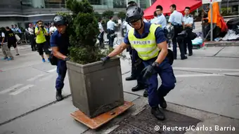 Hongkong Aufräumarbeiten Polizei Barrikaden Abbau 14.10.