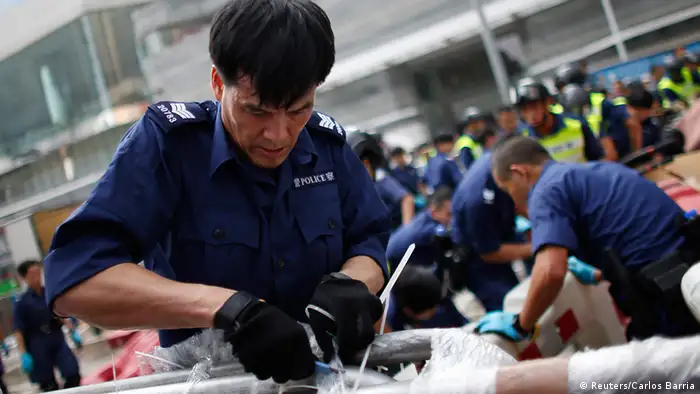 Hongkong Aufräumarbeiten Polizei Barrikaden Abbau 14.10.