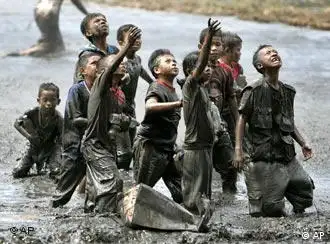 Januar 2005: Kinder in Aceh strecken die Arme aus nach Hilfsgütern, die ein australischer Militärhubschrauber abwirft.