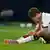 Thomas Müller sitzt enttäuscht am Boden und hält die Hände vors Gesicht. (Foto:Reuters)