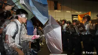 China Hongkong Proteste Demonstranten und Polizei NUR AM 15.10.2014 ZU VERWENDEN