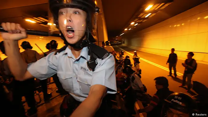 China Hongkong Proteste Demonstranten und Polizei NUR AM 15.10.2014 ZU VERWENDEN