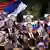 Putinovi fanovi u Beogradu drže njegovu sliku uvis i srpsku zastavu