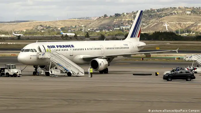 Madrid Flugzeug wegen Ebola-Verdacht isoliert 16.10.2014