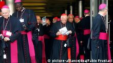 ©Fabio Frustaci / EIDON/MAXPPP ; 1090356 : (Fabio Frustaci / EIDON), 2014-10-09 Roma - Vatican - Cardinals at the end of a session of the Synod on the Family - Cardinals and bishops at the end of the Synod