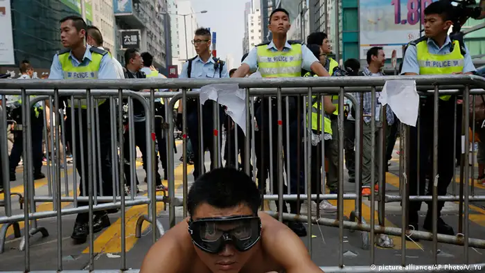 China Hongkong Proteste Demonstrant Polizisten