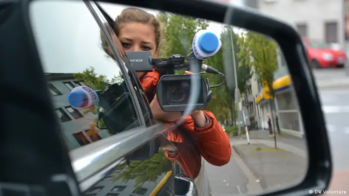 Mediengestalterin Kseniya Denchyk verfolgt mit der Kamera eine Fahrradlehrerin auf den Kölner Strassen (Foto: DW Volontäre).