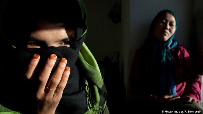 Девушка с закрытым лицом