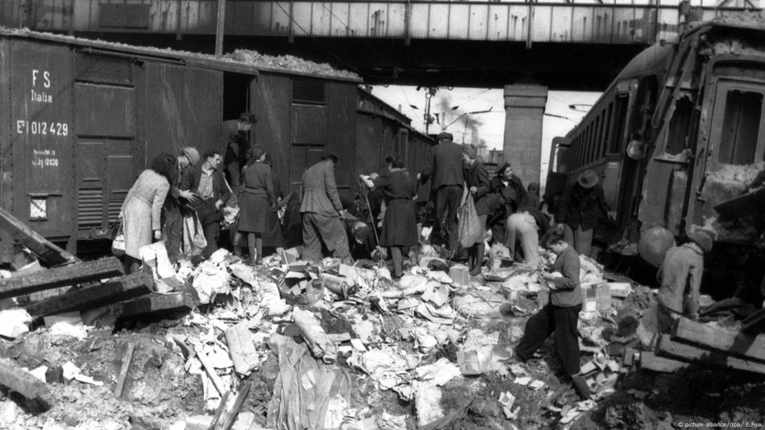 Njerëzit e uritur më 24.04.1945 duke kërkuar për ushqime dhe veshmbathje nëpër rrënoja në Regensburg