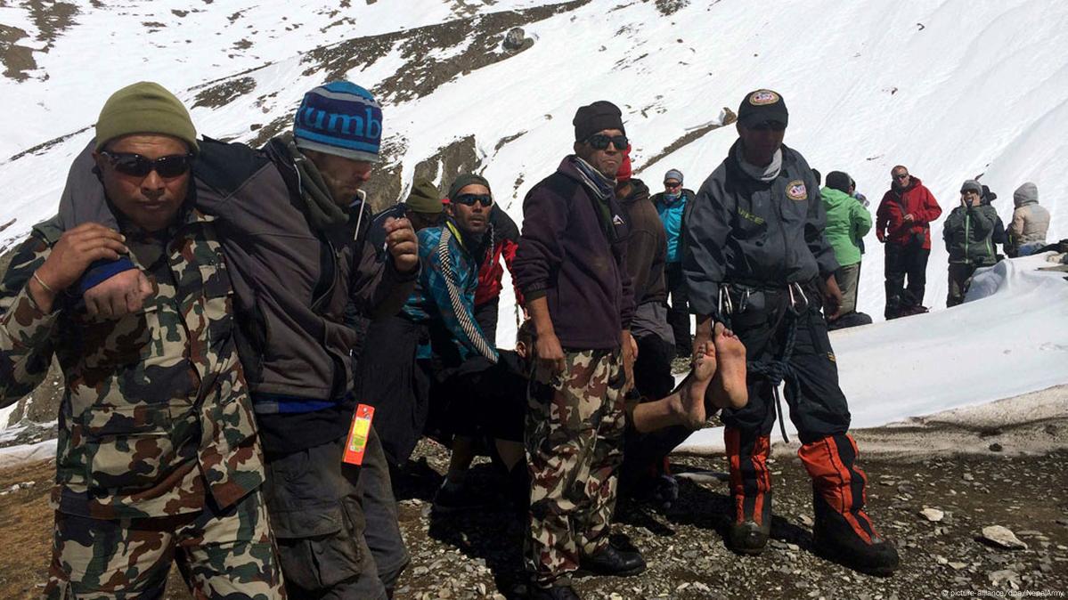 Death toll hits 39 in Nepal trekking disaster – DW – 10/18/2014