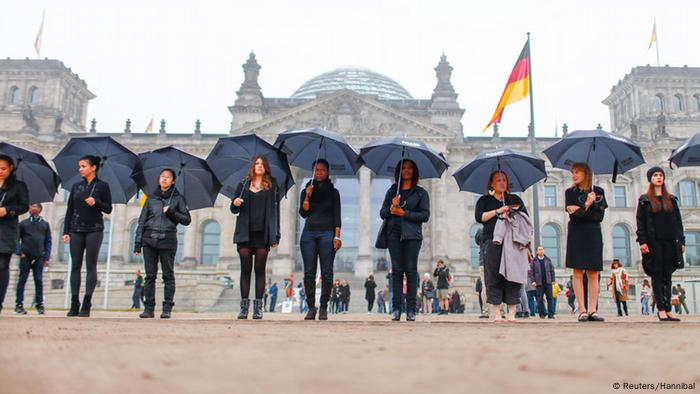 Frauen demonstrieren gegen Menschenhandel in Berlin 18.10.2014