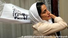 epa03873024 Former imprisoned Iranian lawyer and human rights activist Nasrin Sotoudeh adjusts her scarf at her house in Tehran, Iran, 18 September 2013. Iran has freed lawyer and human rights activist Nasrin Sotoudeh, her husband Reza Khandan said on Facebook 18 September 2013. Sotoudeh was sentenced to 11 years in prison in September 2010 for spreading propaganda against the Islamic establishment. EPA/ABEDIN TAHERKENAREH +++(c) dpa - Bildfunk+++