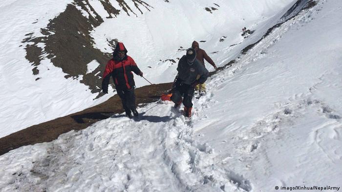 登山者 人命无贵贱之分救援需厘清主次 德国之声来自德国介绍德国 Dw 27 04 15