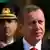 Türkischer Präsident Recep Tayyip Erdogan vor einem Offizier (foto: reuters)