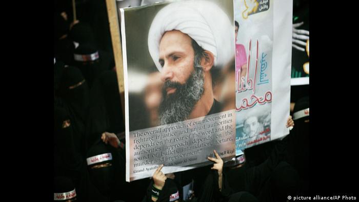 Demonstrantinnen in Saudi-Arabien mit einem Bild von Nimr Bakir al-Nimr bei einer Demonstration 2012 (Foto: AP)