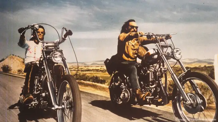 Natürlich tat sich auch in den USA etwas im Kino jener Jahre. Eine ganze Reihe von Regisseuren, die unter dem Begriff New Hollywood bekannt wurden, löste sich vom verkrusteten Hollywood-System der großen Studios an der Westküste. Wie kein anderes Werk New Hollywoods steht Easy Rider mit Dennis Hopper und Peter Fonda für diese Entwicklung. Easy Rider wurde im Frühjahr '68 gedreht.