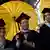 Hongkonger Uni-Absolventen mit gelben Regenschirmen (Foto: AFP/Getty Images)