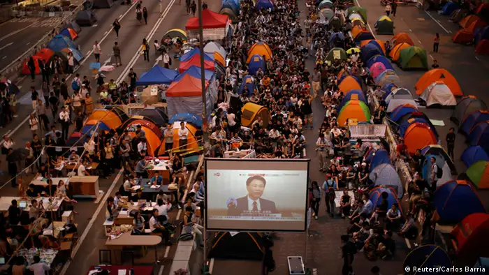 Beginn von Gesprächen in Hongkong 21.10.2014 Studenten verfolgen die Live-Übertragung