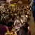 Beginn von Gesprächen in Hongkong 21.10.2014 Studenten verfolgen die Live-Übertragung