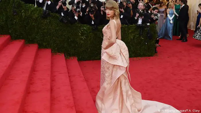 Taylor Swift in einem Kleid von Oscar de la Renta 