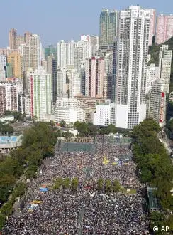 2005年12月4日，香港民众大游行要求政府加快政治改革