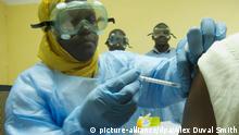 Ein Freiwilliger bekommt am 09.10.2014 in Bamako, Mali, eine Impfung mit dem Ebola-Impfstoff «cAd3-EBO-Z». Neben der klinischen Erprobung eines Ebola-Impfstoffs in den USA und Großbritannien haben auch in Afrika entsprechende Tests begonnen. Drei Mitarbeiter des Gesundheitswesens von Mali waren die ersten Afrikaner, denen das in Amerika entwickelten Serum verabreicht wurde. Foto: Alex Duval Smith/dpa +++(c) dpa - Bildfunk+++