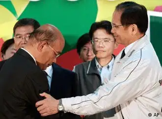 2005年12月初民进党地方选举失利。这是该党主席苏贞昌（左）向总统府承认失败