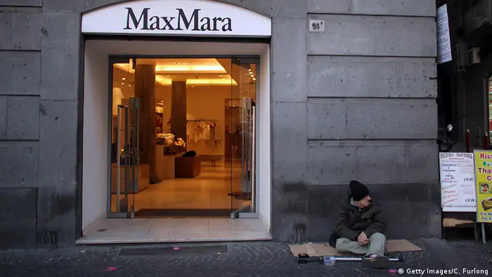Homem sentado em frente a uma loja de luxo em Nápoles 