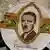 Adolf Hitler Porträt auf Kaffeesahne-Deckel der Handelskette Migros