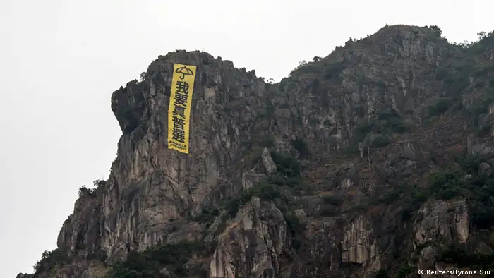 Hongkong Proteste Banner auf dem Berg 23.10.2014
