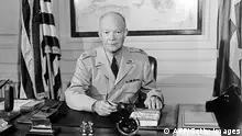 1957: EUA aprovam Doutrina Eisenhower